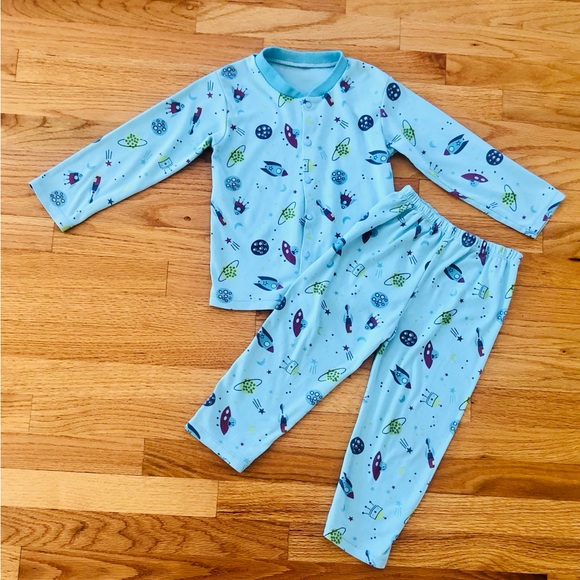 A set of 5 pairs kids pajamas - animal, vehicle & sport prints size 4 - Picture 5 of 12